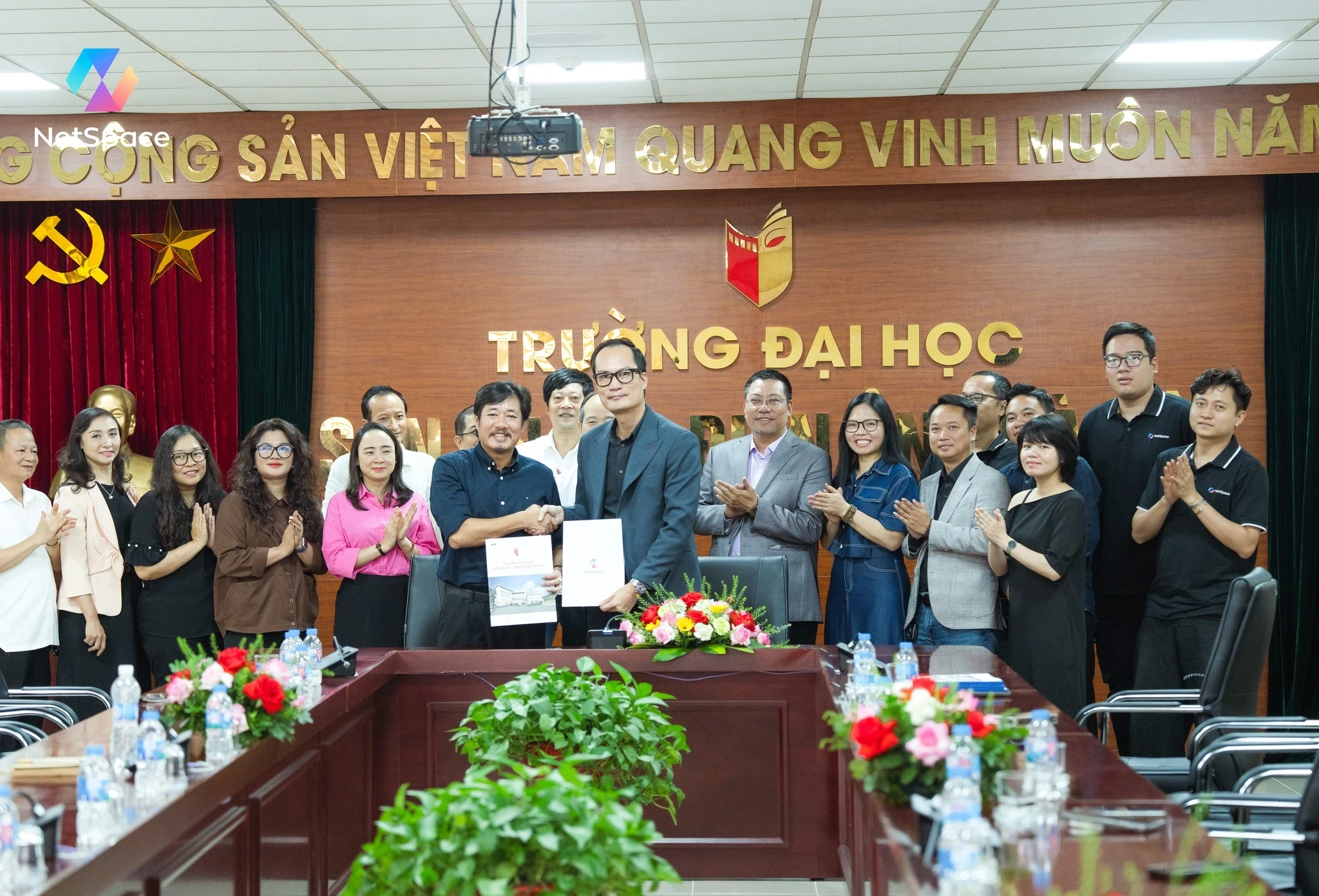 The MOU signing ceremony between NetSpace and Hanoi University of Theatre and Film.